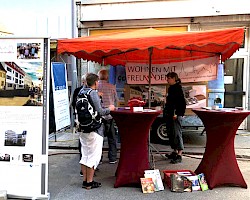 Infostand von WOHNEN MIT FREU[n]DEN auf der Oggersheimer Kerwe