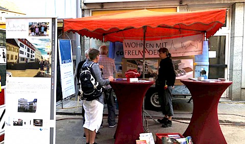 Infostand von WOHNEN MIT FREU[n]DEN auf der Oggersheimer Kerwe