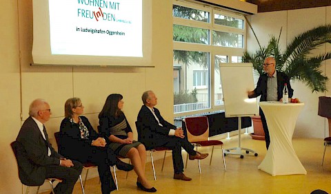 Alexander Grünenwald moderiert das Gespräch mit den LokalpolitikerInnenn