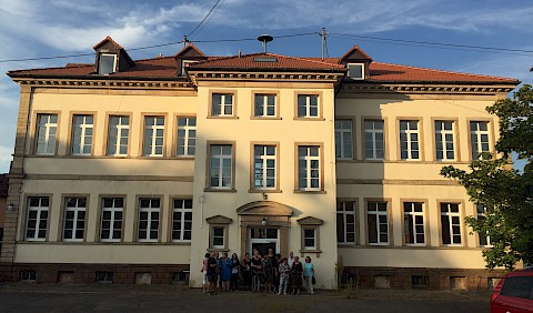 Besucher beim Gruppenbild mit Schule