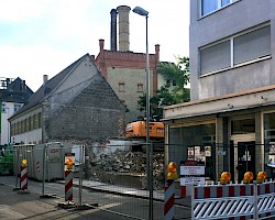 Der Abriss des Bestandsgebäudes geht zügig voran.