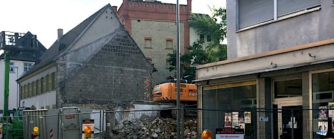 Der Abriss des Bestandsgebäudes geht zügig voran.