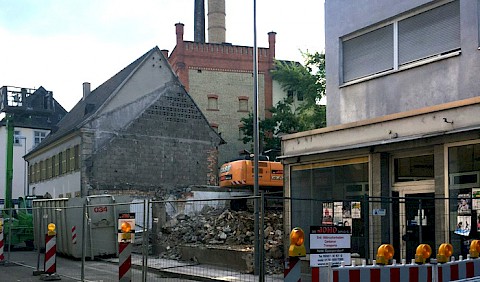 Der Abriss des Bestandsgebäudes geht zügig voran.