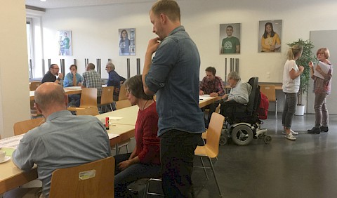 Je 4 Teilgruppen bei der Workshop-Arbeit