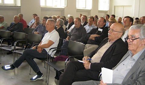 Aufmerksame Zuhörerschaft, vorne Hans Güdemann und Tilmann Harlander