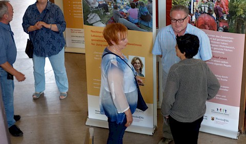 BesucherInnen im Gespräch mit ZZ-VertreterInnen