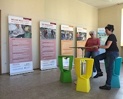 Gemeinsamer Aufbau der Ausstellung durch die ZZ-Mitglieder