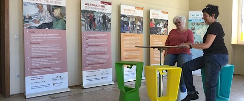 Gemeinsamer Aufbau der Ausstellung durch die ZZ-Mitglieder
