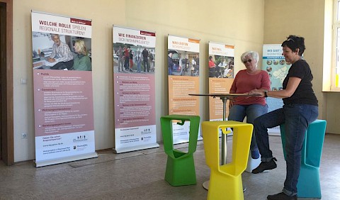 Gemeinsamer Aufbau der Ausstellung durch die ZZ-Mitglieder