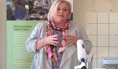 Berit Herger von der Landesberatungsstelle Neues Wohnen in RLP bei der Einführung in die Ausstellung