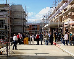 Richtfest zwischen dem fertiggestellten Gebäudeensemble