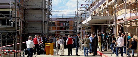 Richtfest zwischen dem fertiggestellten Gebäudeensemble