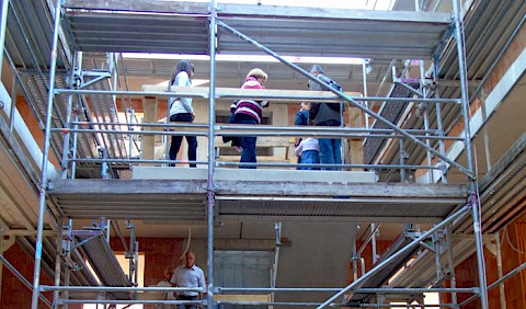 Die künftige Atriumhalle mit Aufzug und Erschließungstreppe