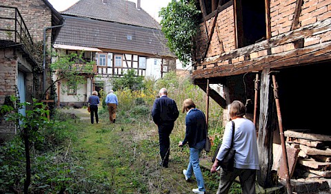 Hof mit Garten und Blick auf das barocke Vorderhaus