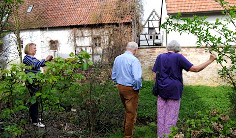 Blick Richtung Pfarrhaus und Erlenbach