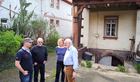 Architekt Stadter führt durch das Anwesen