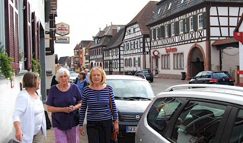 Zur Eisdiele in der Ortsmitte!