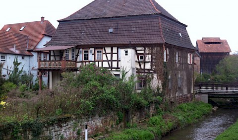 Blick auf das Anwesen vom anderen Ufer des Erlenbachs