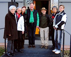 Einige der Gründungsmitglieder beim Gruppenbild vor der Wohnbau Offenburg