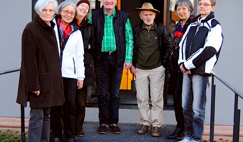Einige der Gründungsmitglieder beim Gruppenbild vor der Wohnbau Offenburg