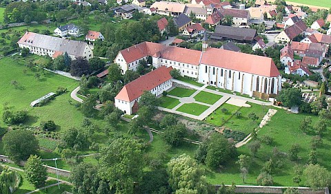 Kirchheim am Ries, Luftbild der Klosteranlage, am linken Bildrand das ehemalige Mälzereigebäude