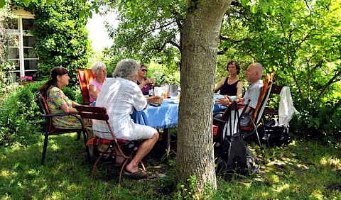 Im lauschigen Schatten der Gartenbäume