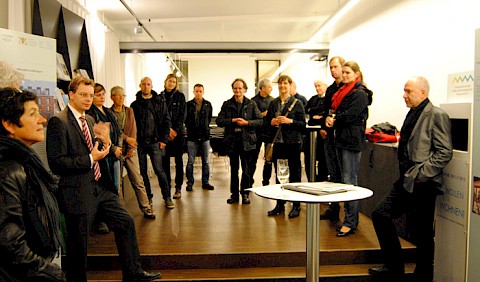 Besucher im Gespräch mit Jens Kuderer