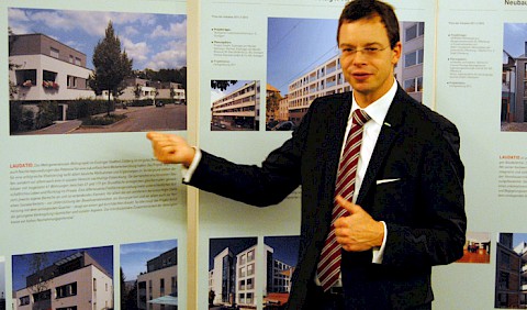 Jens Kuderer von der ARGE Baden-Württembergischer Bausparkassen erläutert die Ausstellung