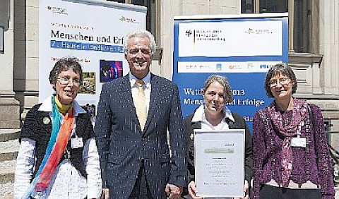 Bundesminister für Verkehr, Bau und Stadtentwicklung, Dr. Peter Ramsauer mit Irene Franz, Regine Erhard und Ingrid Schedler. Foto: BMVBS