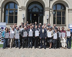 Gruppenbild der Preisträger mit Bundesminister Peter Ramsauer