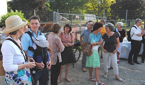 Die geladenen Gäste in Erwartung der Grundstein-Zeremonie