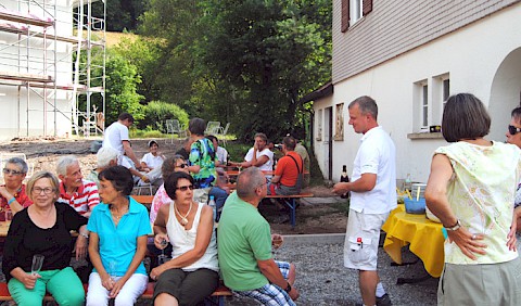 Gemeinsames Feiern vor dem Haus