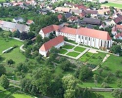 Kirchheim am Ries, Luftbild der Klosteranlage, am linken Bildrand das ehemalige Mälzereigebäude