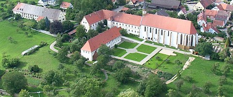 Kirchheim am Ries, Luftbild der Klosteranlage, am linken Bildrand das ehemalige Mälzereigebäude