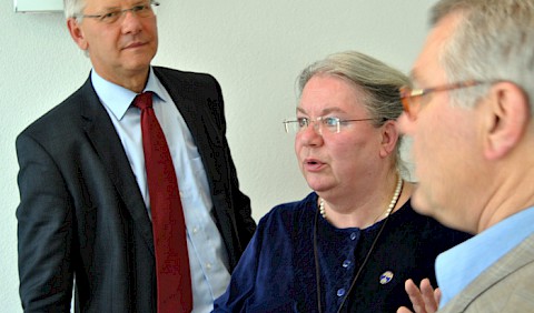 Schwester Brita im Gespräch mit Bürgermeister Willi Feige und Edwin Michler
