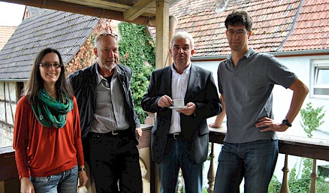 Die Redakteurin Brodowski, Architekt Grünenwald, Bürgermeister Beil, Hausbesitzer Schön auf dem Balon