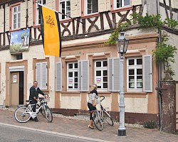 Tag der offenen Tür mit Fahnen und Plakaten