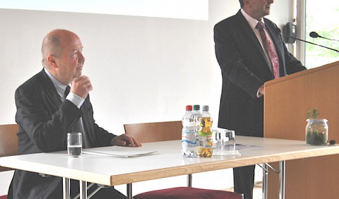 Der Vortragsreferen Dr. Albrecht Göschel wird von BM Josef Pfaff eingeführt