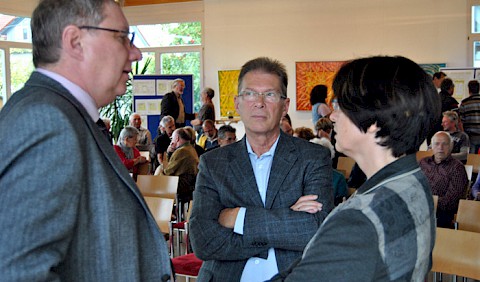 Hermann Härle, Vorsitzender der Bürgerstiftung im Gespräch mit Besuchern