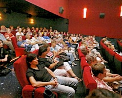 der vollbesetzte Kinosaal während der Diskussion (Photo: Lenhard)