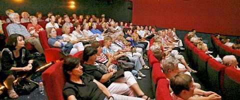 der vollbesetzte Kinosaal während der Diskussion (Photo: Lenhard)