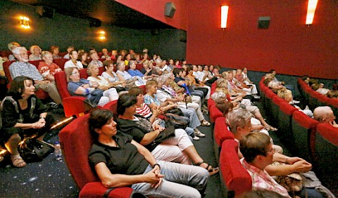 der vollbesetzte Kinosaal während der Diskussion (Photo: Lenhard)