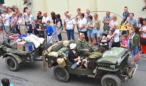 Historische Amerikaner im Jeep verteilen Chewinggums 