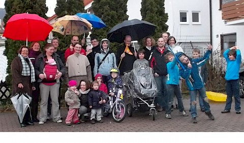 Gückliche Baugruppe, zwar im Regen, aber komplett!