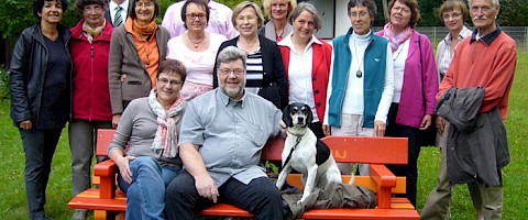 Gruppenbild mit (vielen) Dame(n), vier Männern und einem Hund