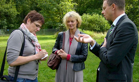 Claudia Ollenhauer interviewt die Bürgermeisterin Petra Nych und Jens Kauderer, Geschäftsführer der Arbeitsgemeinschaft Baden-Württembergischer Bausparkassen