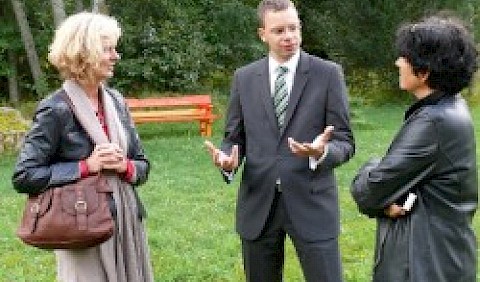 Jens Kuderer diskutiert mit Petra Nych (links), Bürgermeisterin von Enzklösterle, und Berta Heyl, Architektin, über die Rolle von Wohnprojekten wie unserem in der Revitalisierung von Ortskernen im Ländlichen Raum. 