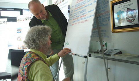 Projektinitiator Rudi Egelhofer beim Unterzeichnen des Manifestes