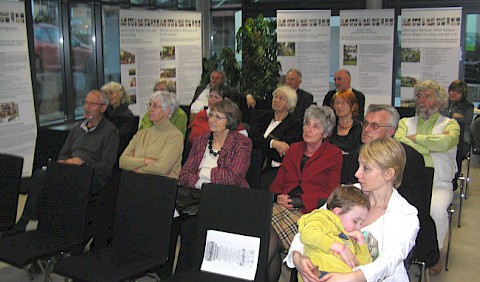 interessierte Zuhörerschaft im Ausstellungsraum im Rathaus Kirchheim