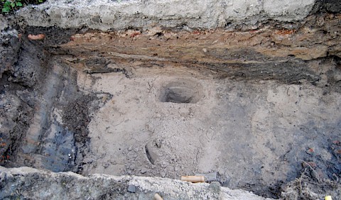 der Grabungsschnitt zeigt aufgefüllte Schichten und Sandablagerungen